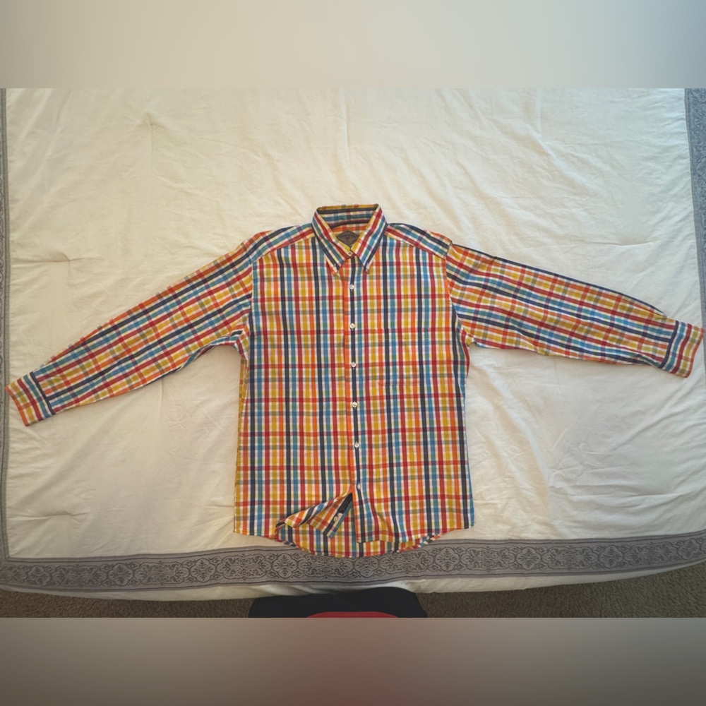 Bills Khakis
Men’s button up size medium